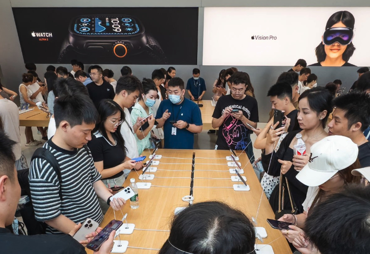 Apple store flooded with customers